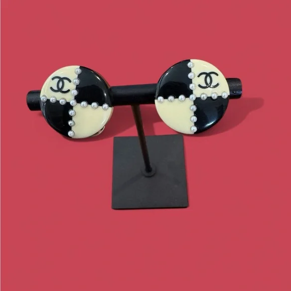 CHANEL Back and White Vintage Earrings - Picture 1 of 4